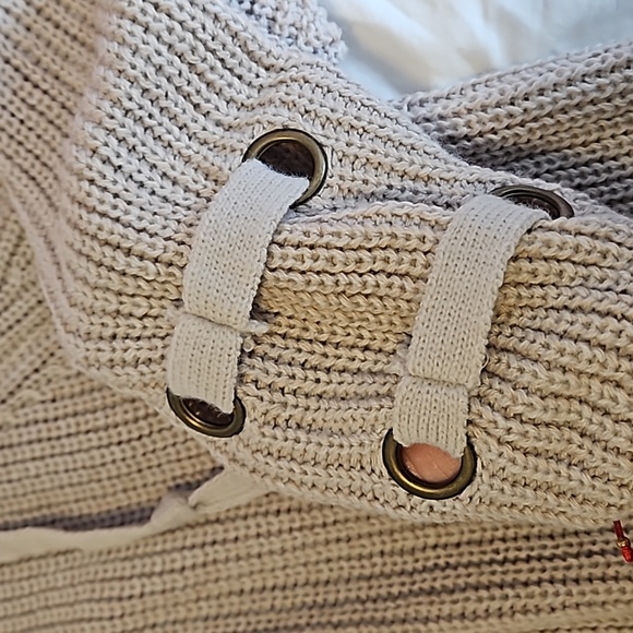 Tan Knit Oversized Sweater Size M/L - Picture 4 of 8